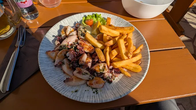 Lignji z žara s pomfritom