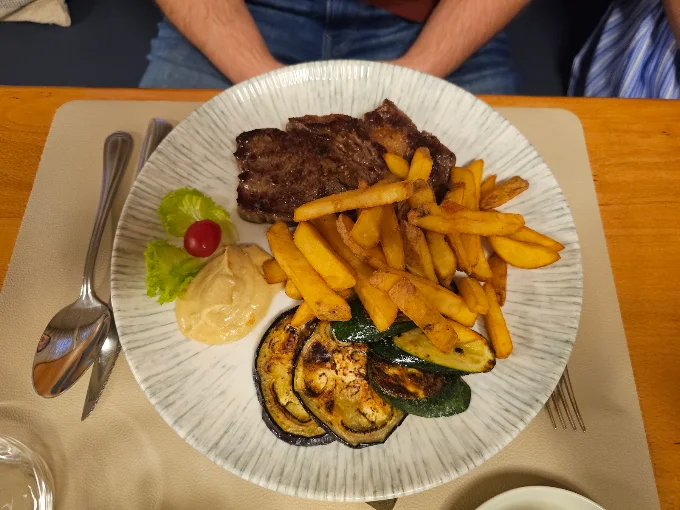 Zrezek s pomfritom in zelenjavo z žara